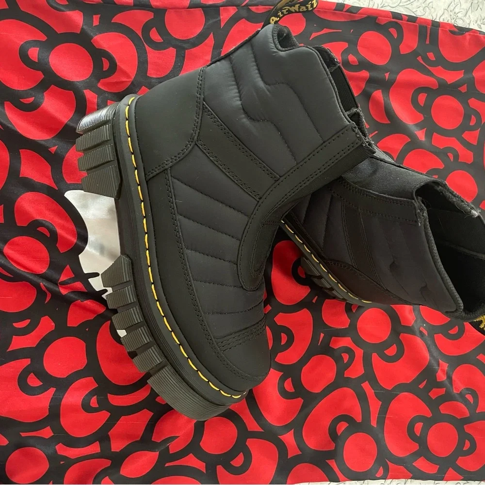 NWOT Doc Marten Platform Boots - Picture 3 of 5